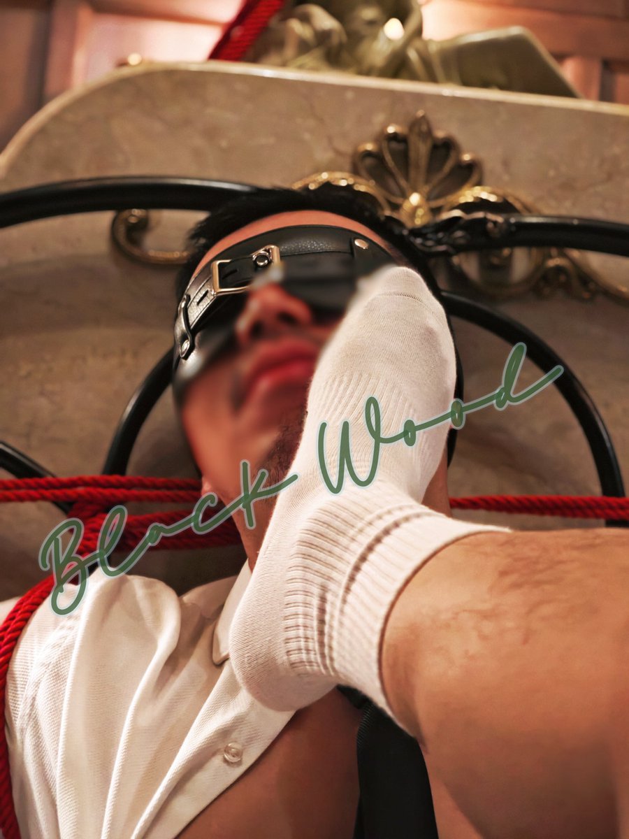 正装男被诱骗绑架到无人古堡后被歹徒羞辱玩弄😣