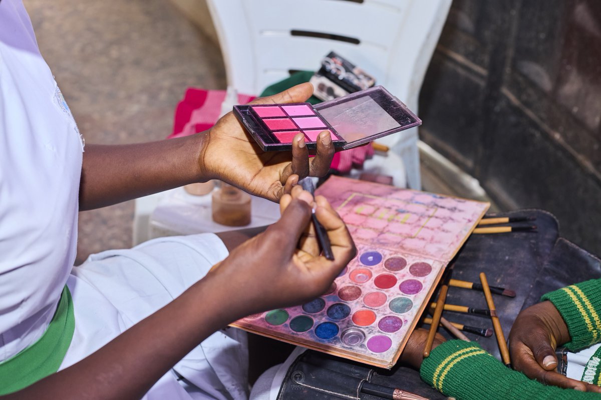 MoryamOlapade's tweet image. In May 2025, I documented a meaningful assignment in Abeokuta. International Awards presented to some public secondary school students. The day featured not just recognition, but also exhibitions and hands-on skill acquisition. So much potential in one space, and it felt real.