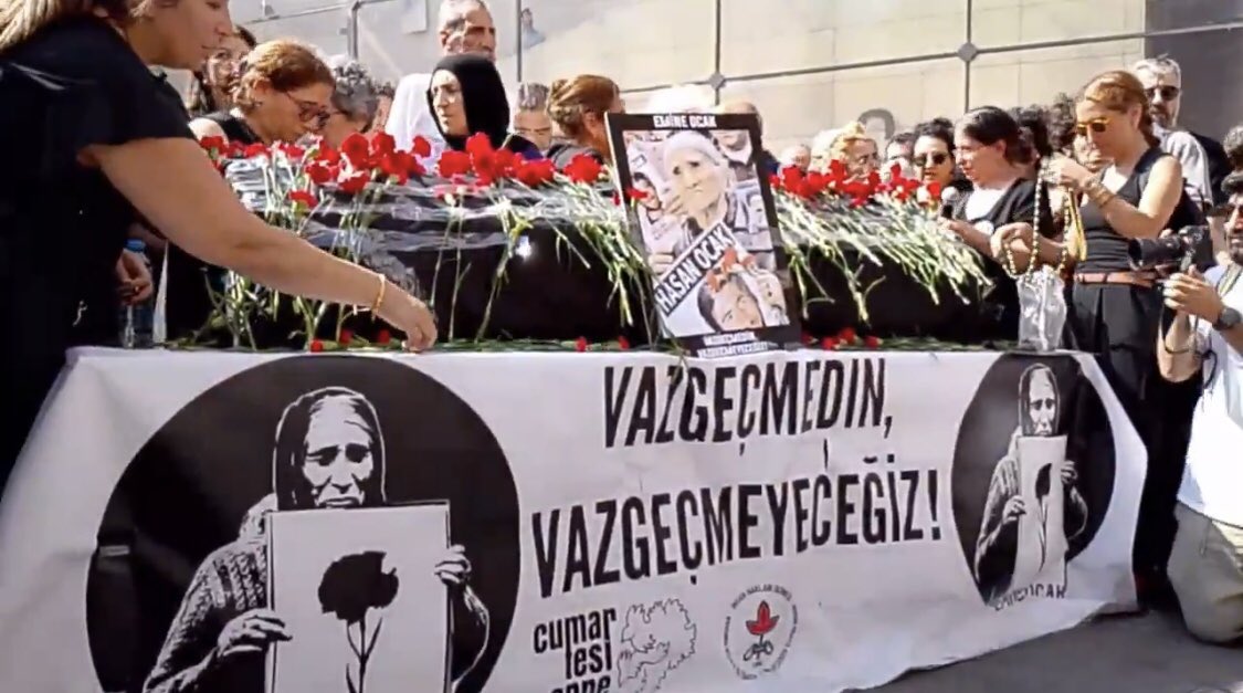 skmresmi's tweet image. Emine Anne’yi 30 yıldır mücadele ettiği Galatasaray Meydanı’ndan uğurluyoruz.
Direnciyle, inadıyla bu meydana silinmez bir iz bıraktı.
Şimdi vakit, binler, milyonlar olup onun mücadelesini omuzlamak, bize bıraktığı mücadele mirasını yaşatmaktır.
Sana söz Hasanca, Eminece…