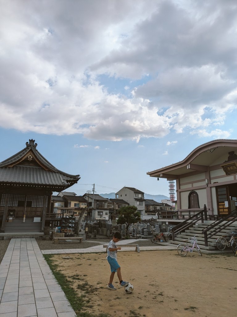 shiba3's tweet image. 来る日も来る日も最高気温ランキング日本一の福知山。
暑すぎて外遊びできない(かといって図書館や公共施設でジッとしてるなんてできない)子どもたちが、今日も本堂に集合しています。
本堂もエアコンがないので暑いのですが、日陰で扇風機があれば充分だそう。…