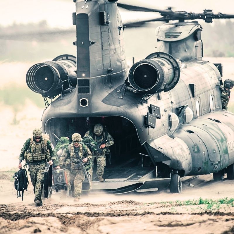 OTAN_FR's tweet image. 🚁 L’esprit d’équipe en pratique
Des forces d’artillerie canadiennes 🇨🇦 et espagnoles 🇪🇸 relevant du @NATOMNBLatvia sécurisent ensemble une zone d’atterrissage en Lettonie.
Les Alliés s’entraînent à agir rapidement, à opérer conjointement et à se défendre collectivement. 🛡️