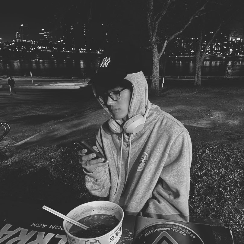 ewrizcd's tweet image. This kind of our date. Perfecf combo of ramyeon, banana milk, and your companion. Well, happiness is just simple as that.