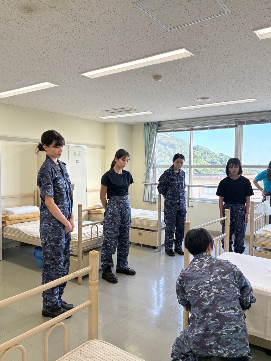 ModJapan_jp's tweet image. #防衛省広報アドバイザー の #岡田朋峰 さんが、女性のための自衛隊体験ツアーに参加し、自衛官の1日の生活を体験しました。陸上でありながら、海の上を想定した訓練や生活を送る海上自衛隊員のリアルな日常に、岡田さんは終始興味津々!