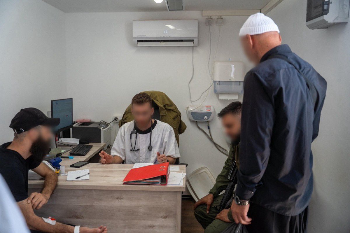 RamiRahamim's tweet image. Spokesperson for the IDF: Footage from the opening of the forward mobile facility for sorting and treating the wounded in Syria.