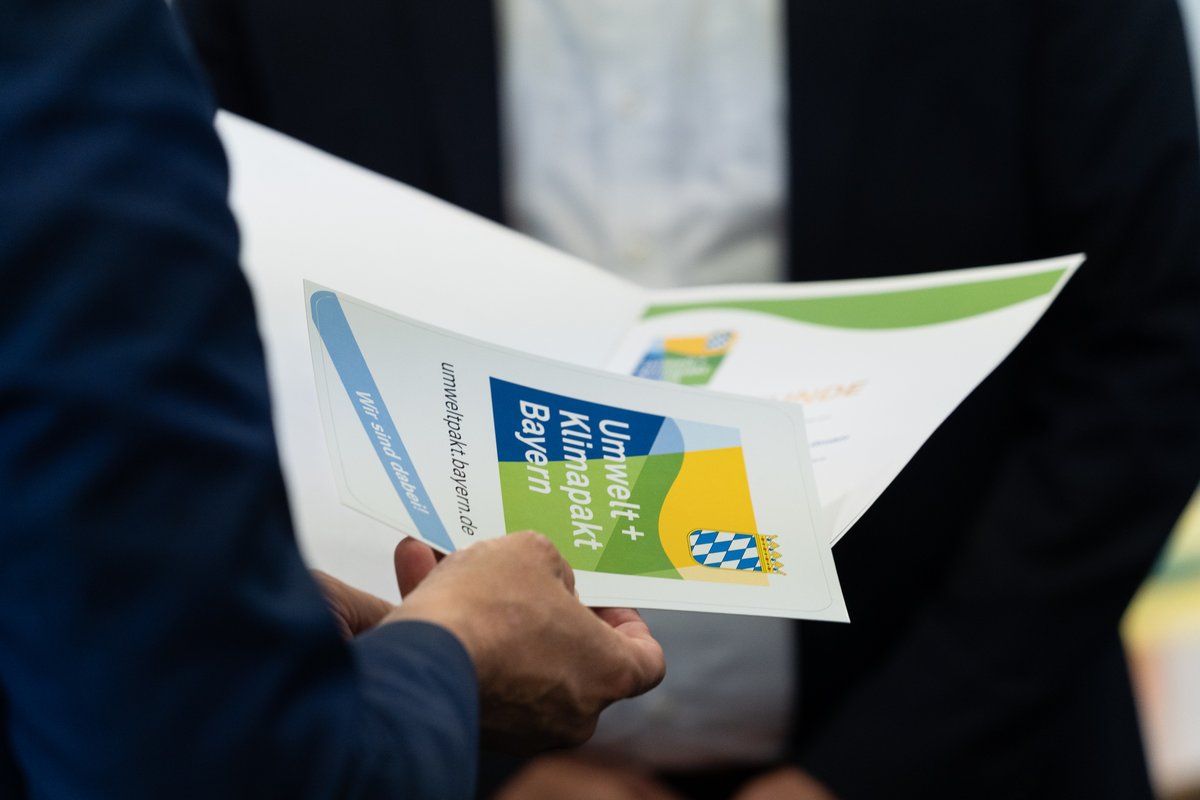 Im Rahmen des #UmweltundKlimapaktBayern wurden wir für unser regionales Umweltschutzengagement mit dem Umweltpreis 2024 der Stadt Nürnberg ausgezeichnet.🎉 Dieser wird alle 2 Jahre vergeben für Leistungen zum Schutz der Umwelt &amp; Förderung einer nachhaltigen Entwicklung der Stadt.