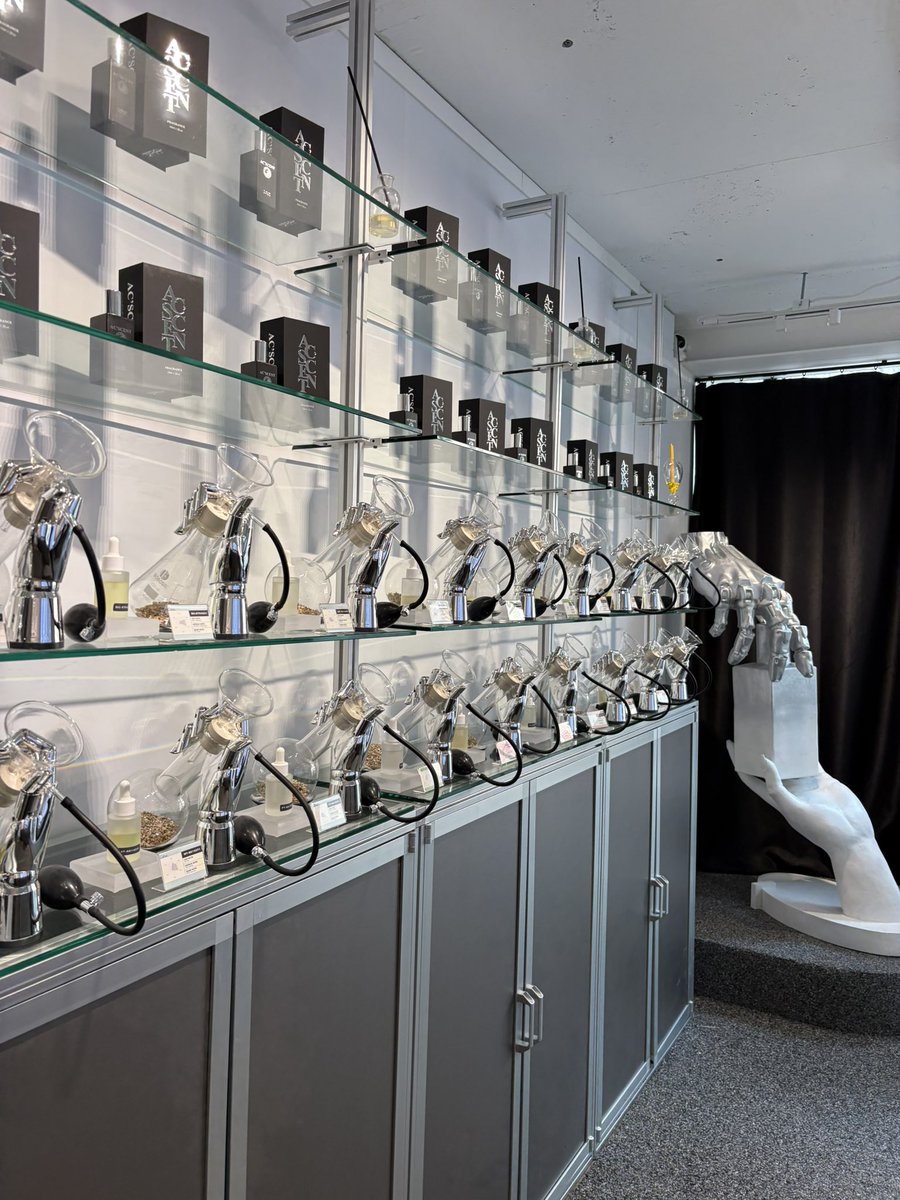 오늘 홍대에서 AI가 분석해서 만들어주는 최애 향수를 만들고 와써요ᐡ ̳×  ̫ × ̳ᐡ
반신반의하면서 맡겨본건데 오이카와랑 이와쨩 둘 다 베이스 향으로 동일한 향이 나와서 넘 신기햇던🫣