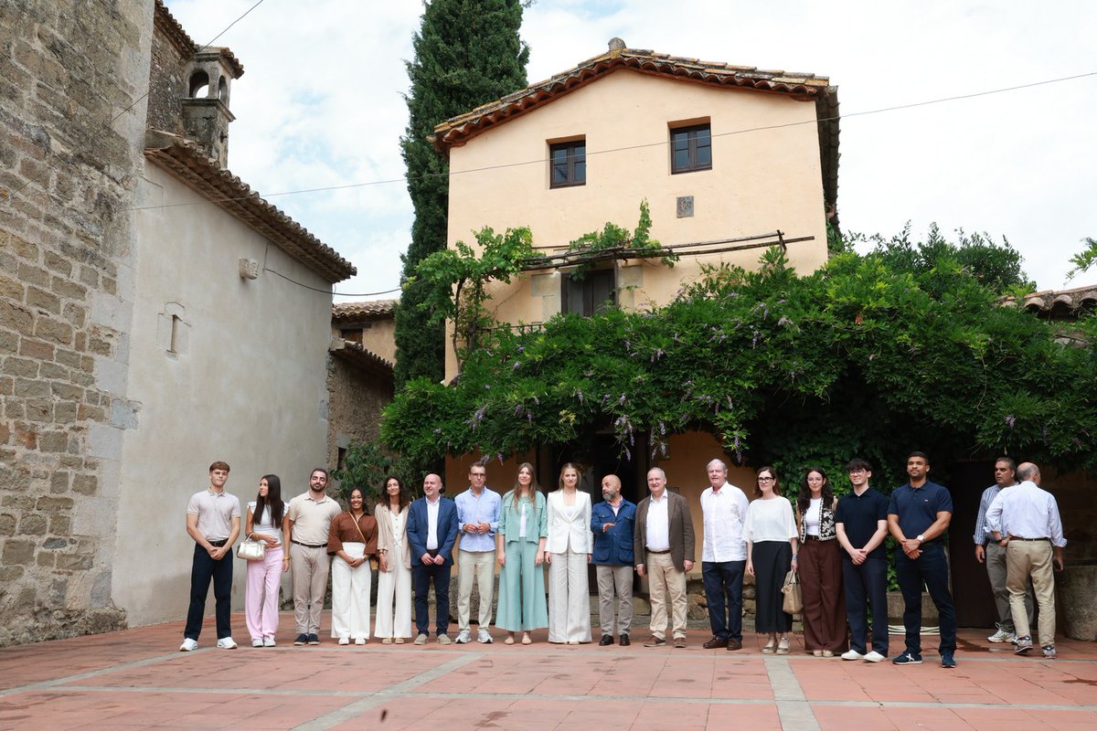 minturgob's tweet image. El ministro @jordihereub ha acompañado hoy a la Princesa de Asturias y de Girona y a la Infanta Sofía en su visita a Sant Martí Vell y la Fundación @perettifound, compartiendo la jornada con jóvenes de programas sociales y medioambientales.