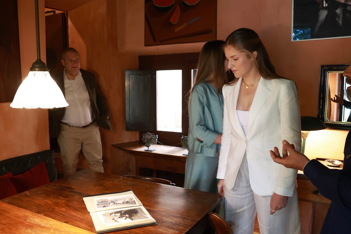 minturgob's tweet image. El ministro @jordihereub ha acompañado hoy a la Princesa de Asturias y de Girona y a la Infanta Sofía en su visita a Sant Martí Vell y la Fundación @perettifound, compartiendo la jornada con jóvenes de programas sociales y medioambientales.