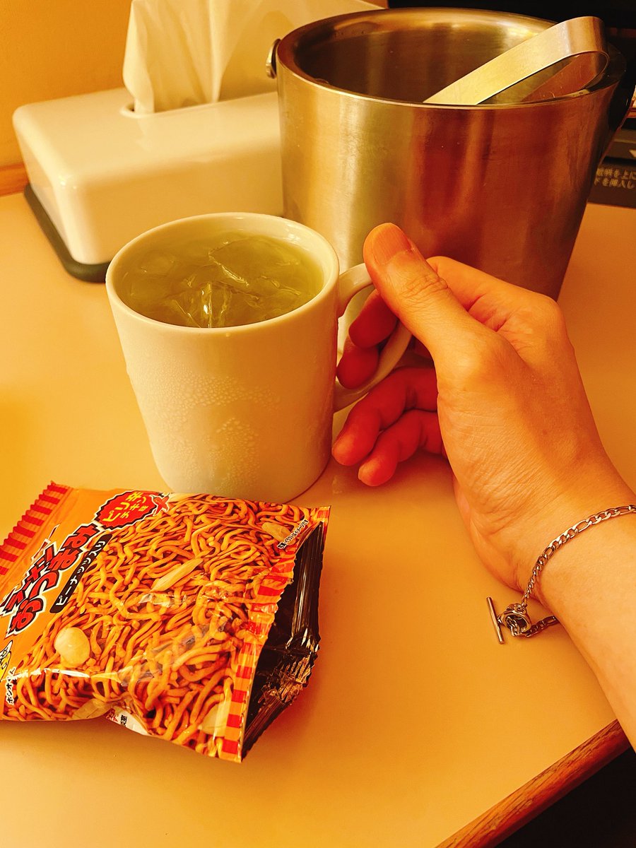 masayasuf's tweet image. ホテルに戻り、ベビースターをつまみに緑茶ハイ飲んでます。
最高すぎるバカンス。