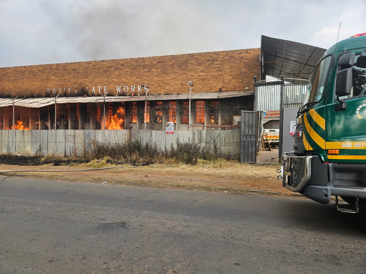 Fidelity_Secure's tweet image. Fidelity SecureFire responded to a major factory fire in Wadeville, working with Ekurhuleni Fire Services to bring the blaze under control. Thanks to their quick and coordinated efforts, further damage was prevented.
#FidelityServicesGroup #FidelityADT #SecureFire #Wadeville