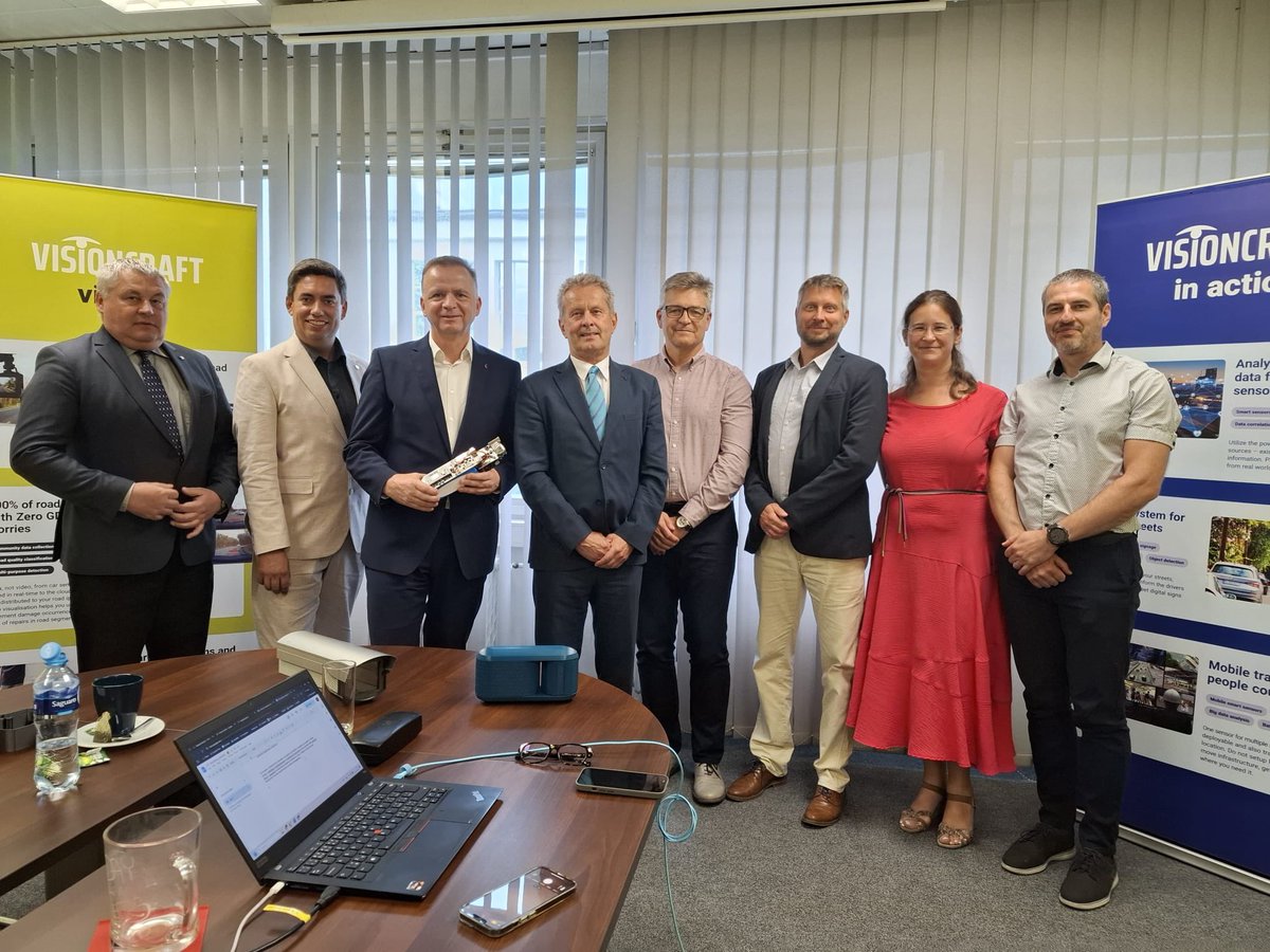 czechtrade (@czechtrade) on Twitter photo Jedním z konkrétních příkladů aktivní spolupráce agentur CzechTrade a <a href="/CzechInvest_CZ/">CzechInvest_CZ</a> byla společná návštěva generálních ředitelů <a href="/DolezalRadomil/">Radomil Doležal</a> a Jana Michala ve startupové firmě @VisionCraftai, kterou podporujeme v její ambici stát se globálním lídrem. 🌎 Jedním z konkrétních příkladů aktivní spolupráce agentur CzechTrade a <a href="/CzechInvest_CZ/">CzechInvest_CZ</a> byla společná návštěva generálních ředitelů <a href="/DolezalRadomil/">Radomil Doležal</a> a Jana Michala ve startupové firmě @VisionCraftai, kterou podporujeme v její ambici stát se globálním lídrem. 🌎