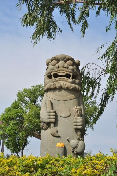 x1ngwu's tweet image. The Wind Lion God (風獅爺), or Stone Lion God (石獅爺), stands watch across rooftops and gates in southern China, warding off misfortune and spirits. But this fierce protector began as something humbler—a mountain cat deity worshipped by the Shanyue people.
During the Five…