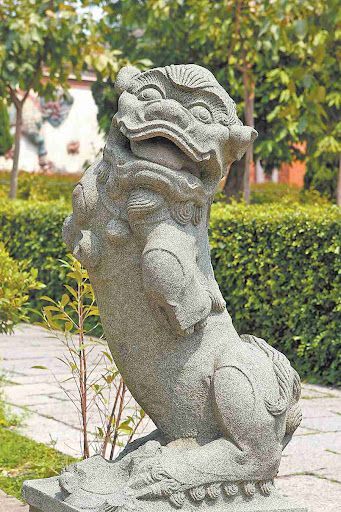 x1ngwu's tweet image. The Wind Lion God (風獅爺), or Stone Lion God (石獅爺), stands watch across rooftops and gates in southern China, warding off misfortune and spirits. But this fierce protector began as something humbler—a mountain cat deity worshipped by the Shanyue people.
During the Five…