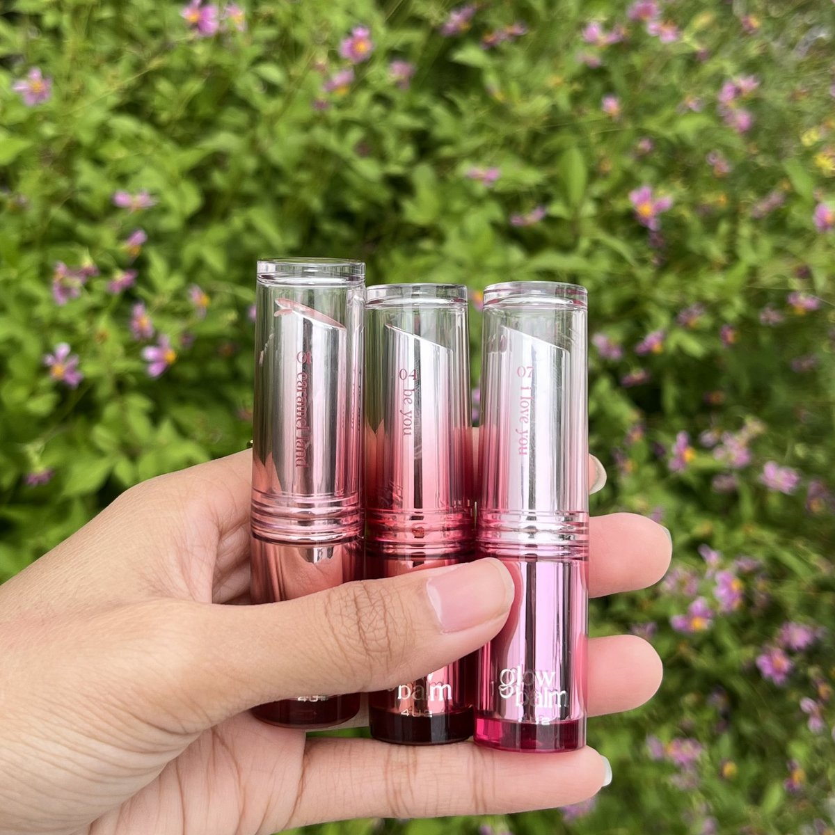 ลิป 4u2 รุ่นนี้ถูกจริตมากกลิปจือแต่ไม่จืดด เป็นสีที่ปากสวยฉ่ำแบบถูกต้อง เนื้อบาล์มแต่ไม่ไหลเยิ้ม เนื้อลิปลื่น ไม่หนักริมฝีปาก อิ่มน้ำ ชอบๆสามสีนี้ทาสีไหนก็รอด สีดูแพง มีหลายเฉด เหมาะกับทุกสภาพผิวเลยย  😻🫶🏻🌟