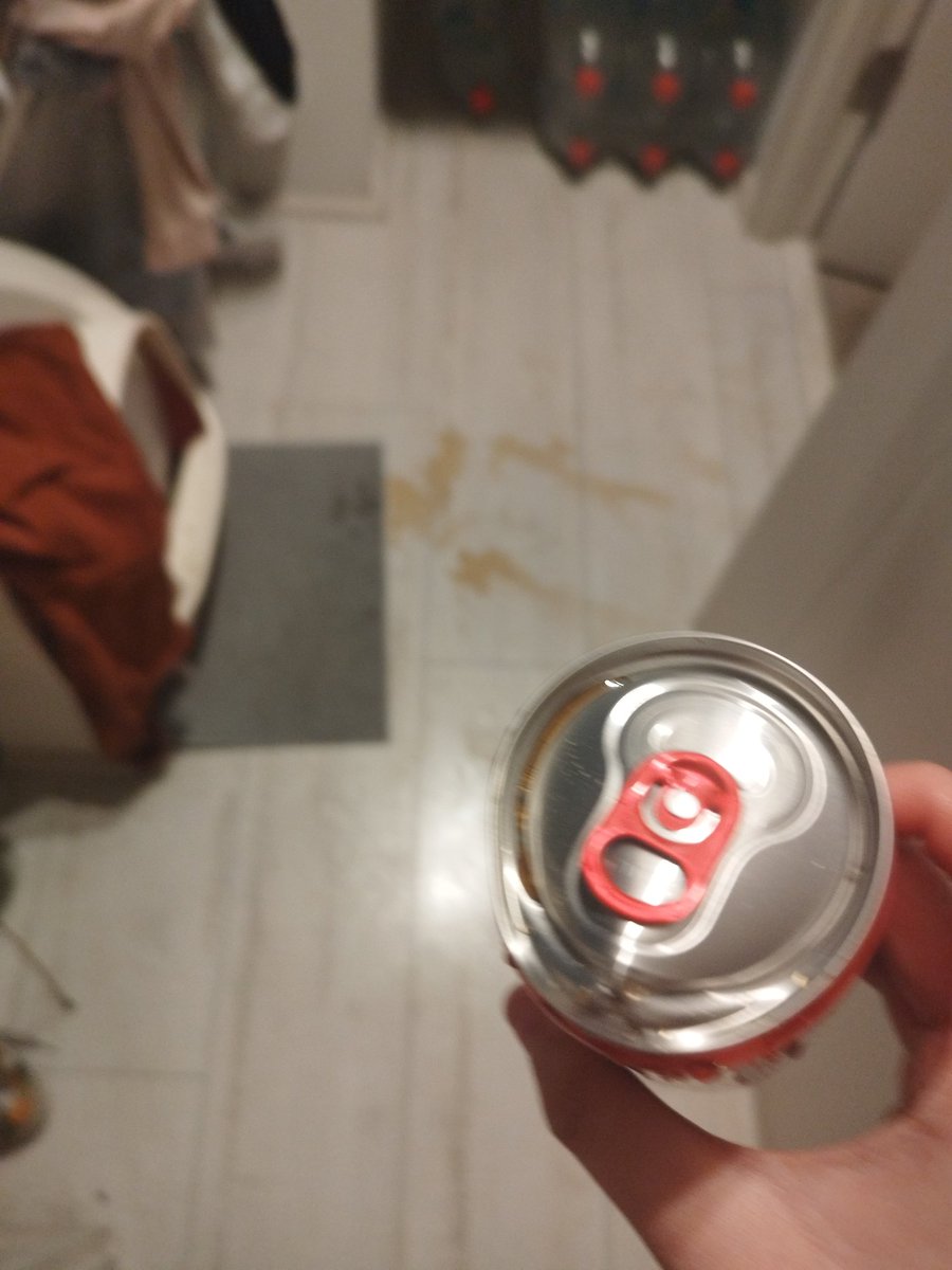 amphitilines's tweet photo. ayer se me explotó una coca :( https://t.co/J8FrNbtNb9