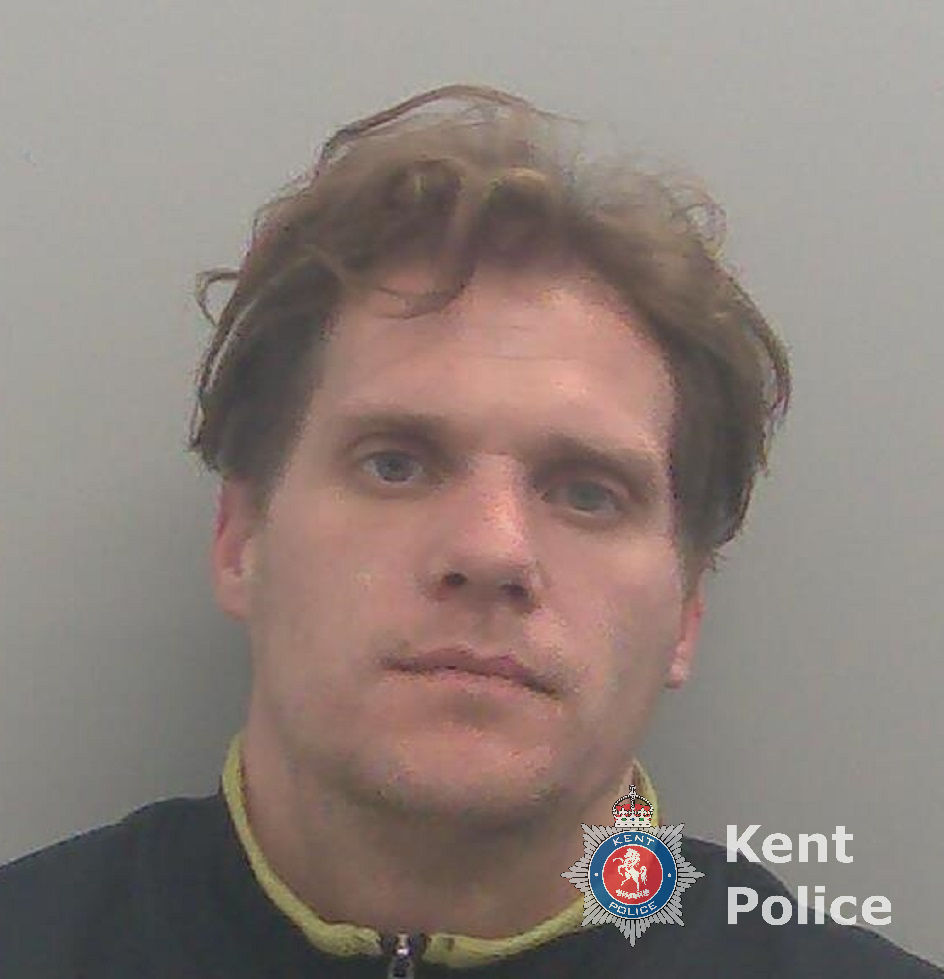 KentPoliceMed's tweet image. Marc Read is wanted on recall to prison. He has links to #Gravesham, #Thanet and #Medway as well as to Essex.
If you see him, call 999 quoting 46/47321/25. Alternatively contact Crimestoppers, anonymously on 0800 555111 or complete the web form: crimestoppers-uk.org/give-informati…