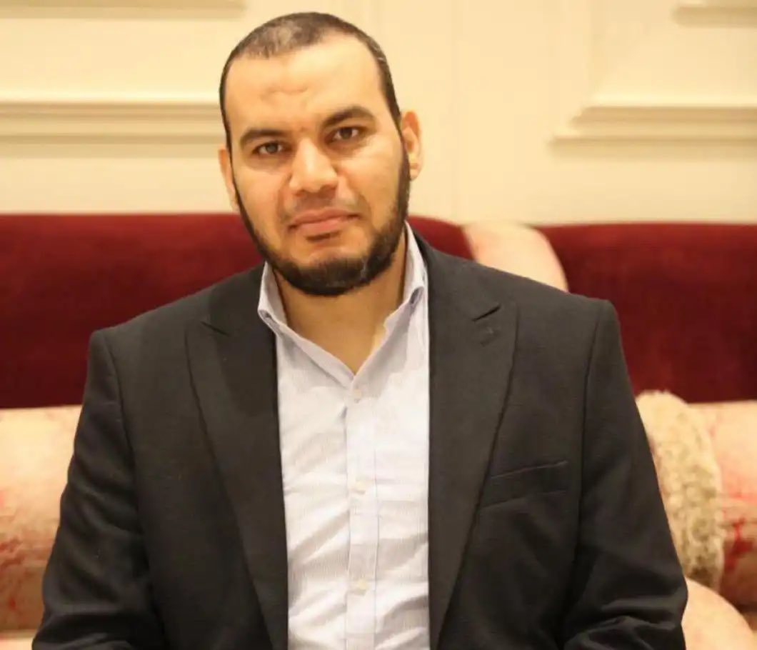 feyzi_fyzisbsrn's tweet image. SİSİ tarafından darbe ile devrilip idamla yargılanırken,mahkemede kalp krizi geçirerek hayatını kaybeden Mısır’ın seçilmiş eski devlet başkanı Muhammed Mursi taraftarı Mısırlı akademisyen,insan hakları savunucusu MOHAMED ABDELHAFIZ, Sisi’nin talebi üzerine,8 yıldır yaşadığı…