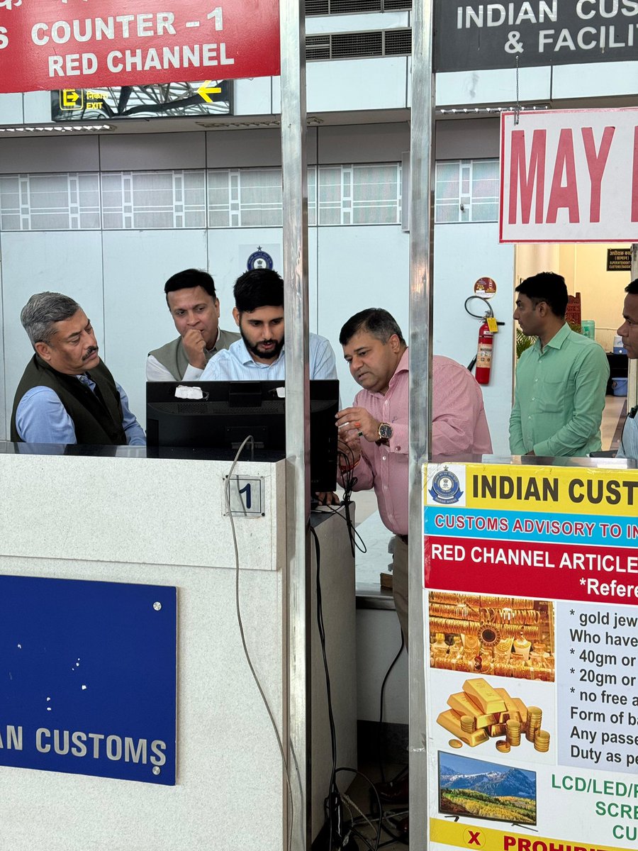 Shri Surjit Bhujabal, Special Secretary &amp; Member (Customs) along with Chief Commissioner, Delhi Customs (Prev.), Shri Sanjay Gupta interacted with officers of SGRDJ International Airport, Amritsar and looked into ways of improving facilitation while also ensuring enforcement.