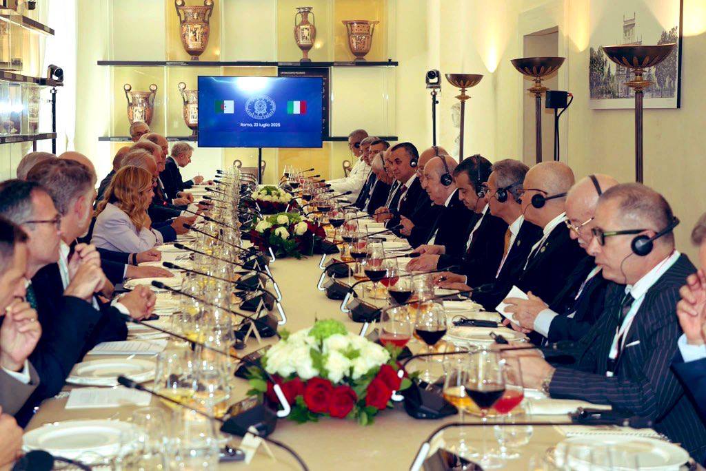 يا جماعة الخير في #الجزائر
رئيس الجزائر #تبون  هو أول رئيس ،لدولة تقول عن نفسها أنها مسلمة، يحتسي الخمر في نشاط رسمي ...
هذه فضيحة تاريخية!