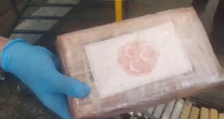 bir baklava kutusunun içinde ki
parayı bulanlar, diplomatik araçta
yakalanan kilolarca uyuşturucunun
kime ait olduğunu bulamıyorlar mı?