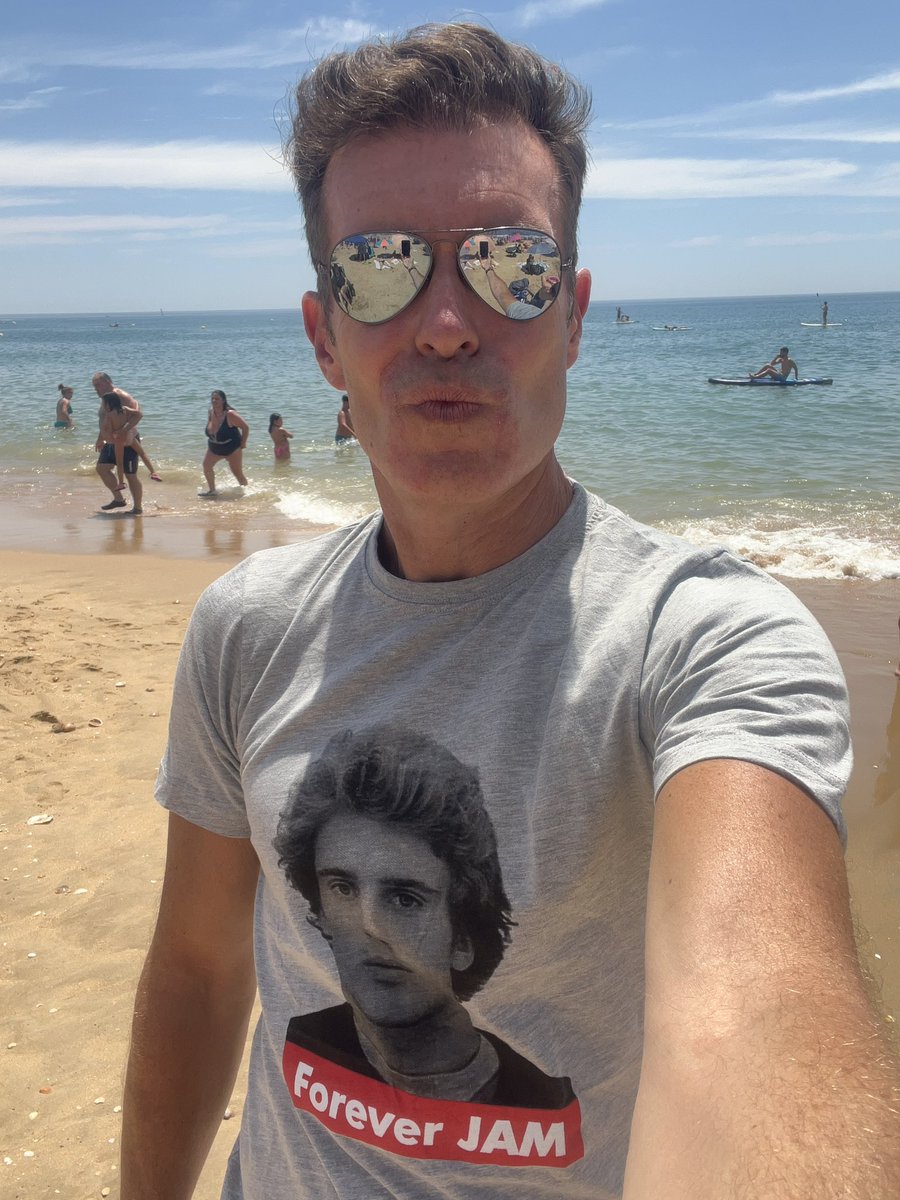 Quand tu restes plus longtemps que prévu dans le sud de l’Espagne, que tu demandes à ta femme qui te rejoint de te ramener quelques tshirts supplémentaires, et qu’elle décide de piocher dans ta collection de tshirts politiques…

#TraverséeDuDésert