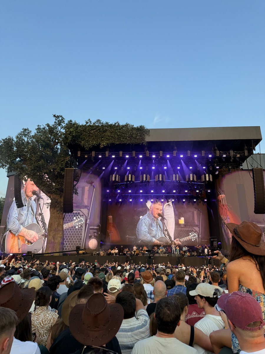 RonaldoSwan's tweet image. I’ve been fortunate enough to see my favourite artists on the biggest and best stages this year. 2025 will forever be my favourite year of concerts I think. Especially because the best act is yet to come…