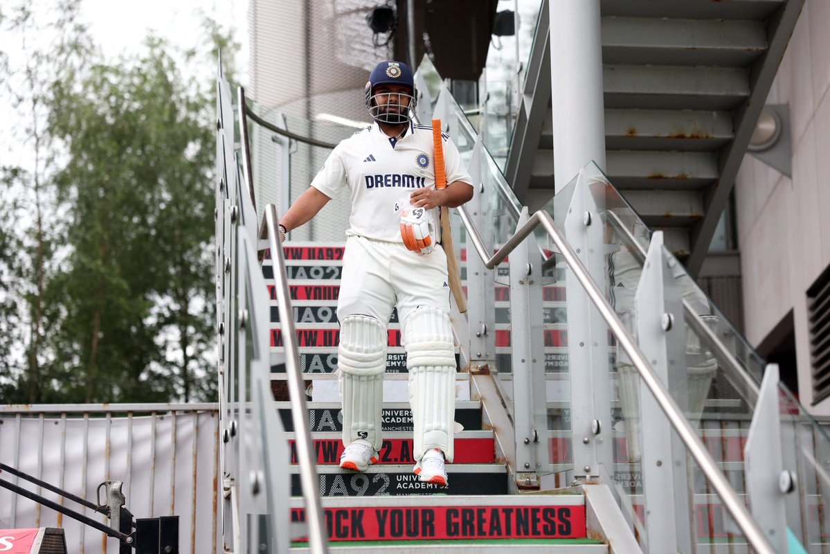 I had seen Anil Kumble come out to bowl with a broken jaw in Antigua and didn't think I would see anything like that again. But this Rishabh Pant act of courage is right up there. Just Rishabh being Rishabh. #ENGvsIND