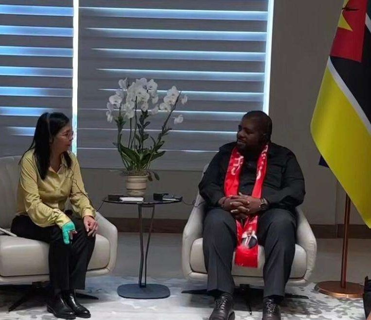 DelonArmand's tweet image. Delcy Rodríguez la Vicepresidenta de la dictadura izquierdista de Venezuela se reunió con Chakil Aboobacar Secretario General del partido FRELIMO de Mozambique que mantiene en el país Africano una dictadura izquierdista desde 1975, dinero y/o combustibles es lo que pide 🤔
