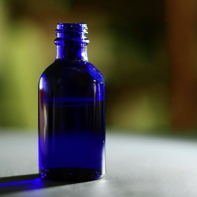 紫の風がゆれるたび
過ぎた季節が　やさしくほどけていく。
深呼吸ひとつ、目をとじれば
あの丘のラベンダーが　心の奥でそよいでいた。

香りは、記憶のアロマ。
今日という一日にも、そっと寄り添ってくれる──

#スポーツアロマの日
#ラベンダー
#ヒデローのことば
#詩のある暮らし