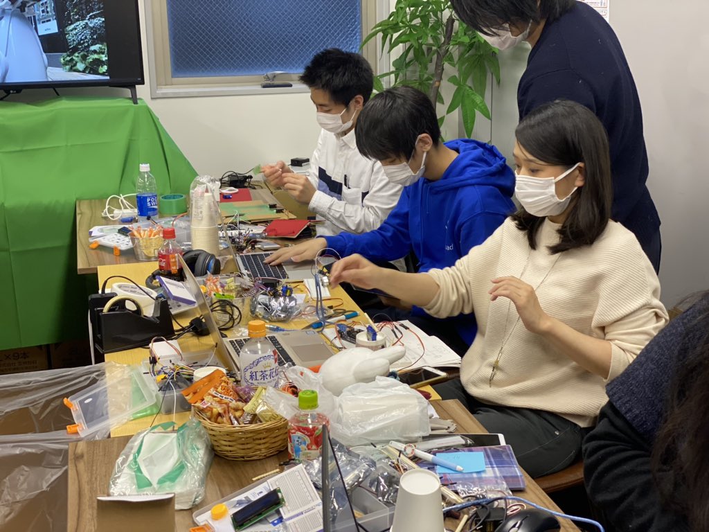 origamicat's tweet image. またやってほしいという声が多かった不定期の「非エンジニア社会人の為の発明ゼミ」をまたやりたくなった。
今はプログラミング未経験者でもChatGPT使えるから電子工作のハードルめちゃくちゃ下げられる
学生も交え、秋にやろう。近々申し込みつくります