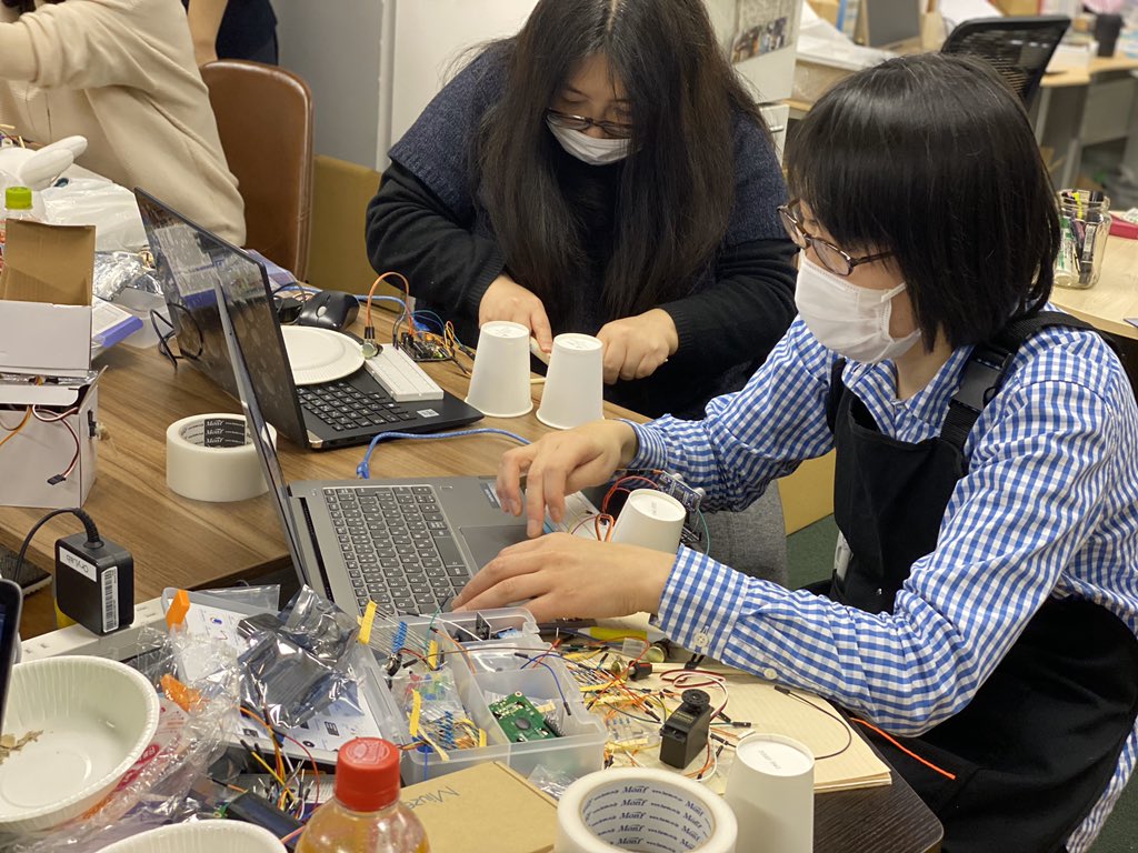 origamicat's tweet image. またやってほしいという声が多かった不定期の「非エンジニア社会人の為の発明ゼミ」をまたやりたくなった。
今はプログラミング未経験者でもChatGPT使えるから電子工作のハードルめちゃくちゃ下げられる
学生も交え、秋にやろう。近々申し込みつくります