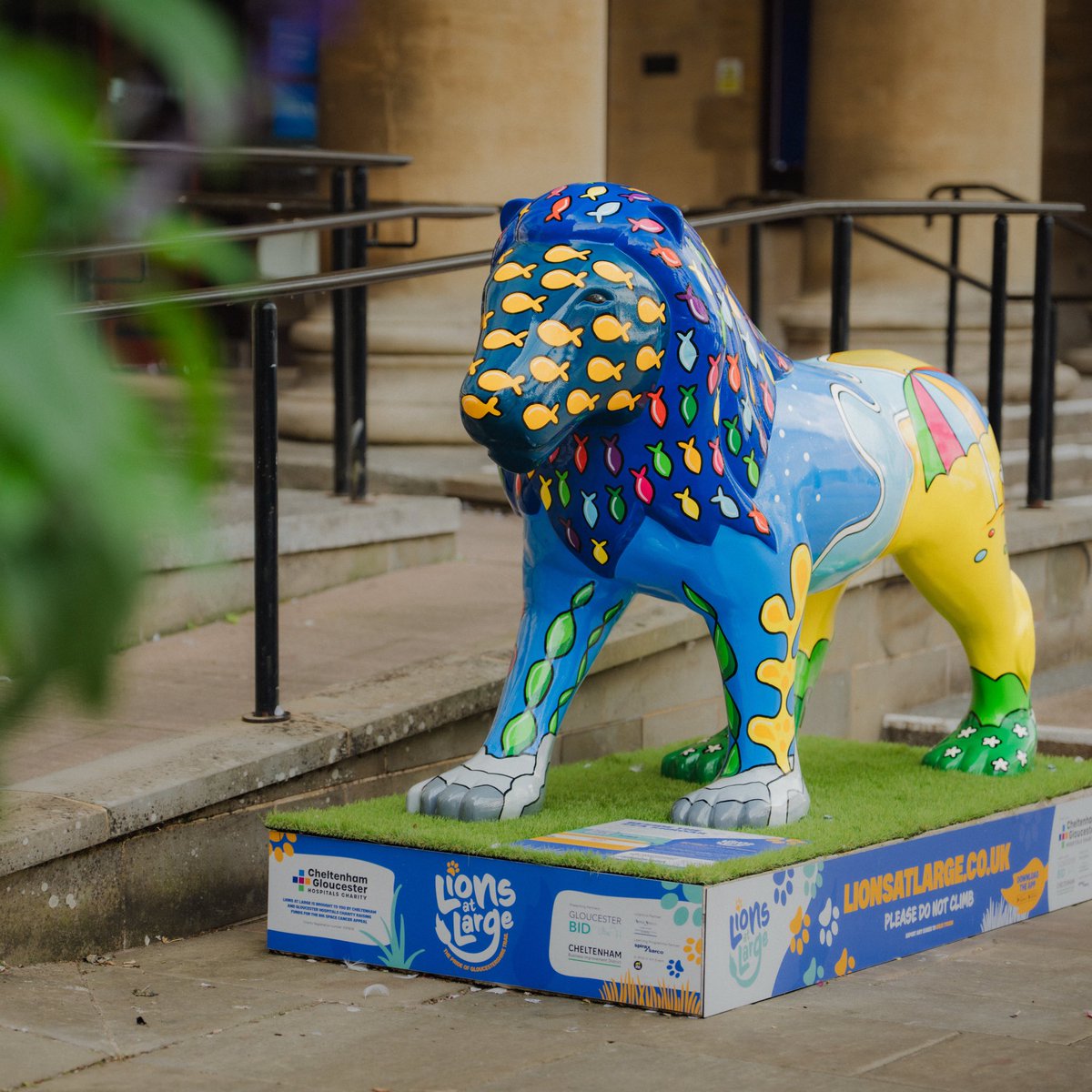 🦁🌊 Have you spotted Beside The Sea Shroar yet? On this glorious summer’s day, come take a stroll and find this vibrant lion roaring with seaside joy! 🌞🐟