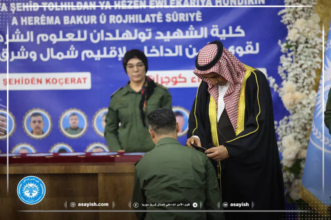 Asayish_Asayis's tweet image. تخريج الدورة الرابعة للضباط في كلية الشهيد تولهلدان تحت اسم "شهداء كوجرات" وترقية رتبة لواء أحد أعضاء القيادة العامّة
asayish.com/?p=1818