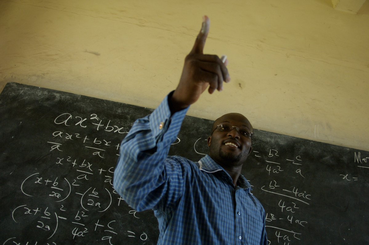 BM_Afrique's tweet image. #Formation | En #Afrique, 2/3 de la population a moins de 24 ans.
Mais 9 % seulement accèdent à l’enseignement supérieur.
👉 Les formations rémunérées offrent une voie concrète vers l’emploi, même sans diplôme classique.
➡️ wrld.bg/7CYS50Wtrkh