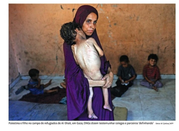 A Folha de SP hoje traz na capa a imagem de uma mãe palestina carregando o filho desnutrido.

Ai você pergunta como deixaram Hitler fazer tanta atrocidade?

Da mesma forma que veem o governo genocida de Israel matando palestinos a bala na fila da comida buscando ajuda humanitária