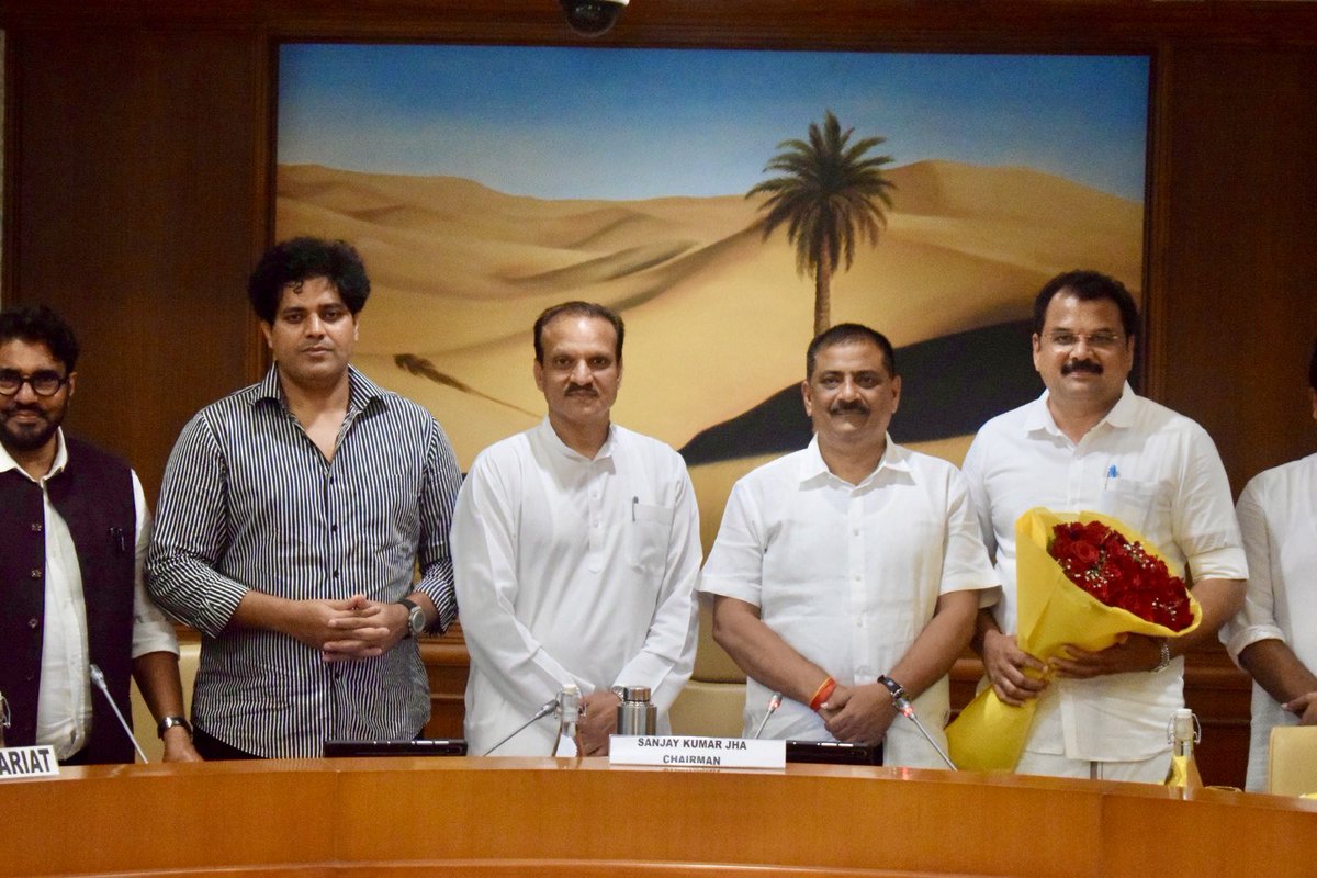 NeerajDangiINC's tweet image. आज संसद भवन एनेक्सी, नई दिल्ली में परिवहन, पर्यटन और संस्कृति संबंधी संसदीय स्थायी समिति की बैठक में भाग लिया जिसमें सड़क, परिवहन और राजमार्ग मंत्रालय के अधिकारियों के साथ बस परिवहन को सक्षम व सुरक्षित बनाने हेतु चर्चा के दौरान अपने महत्वपूर्ण सुझाव रखे।
@kcvenugopalmp @INCIndia