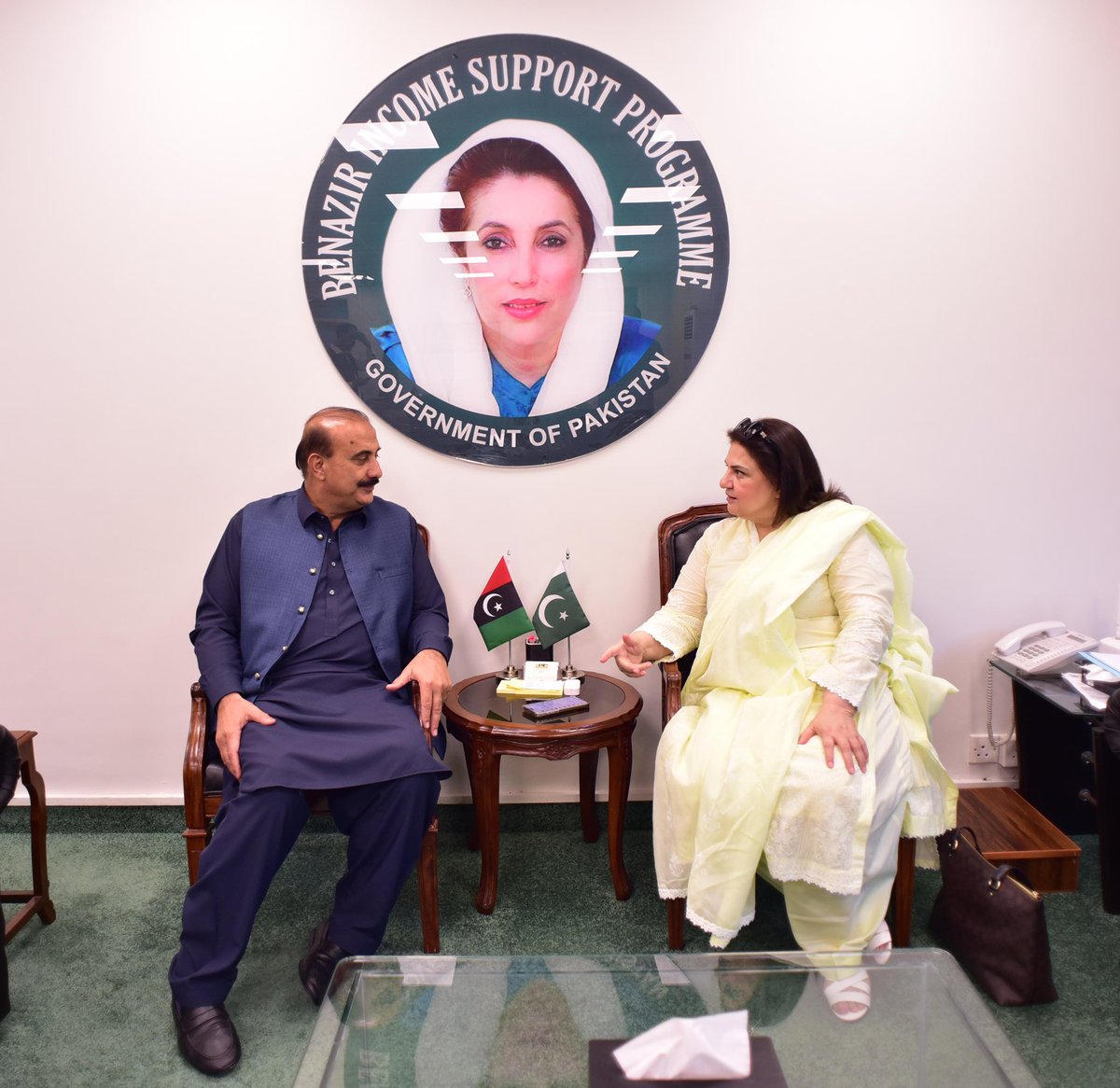 بینطیر انکم سپورٹ پروگرام ہیڈ کوارٹرز اسلام آباد میں چئیرمین پاکستان سوویٹ ہوم، جناب زمرد خان نے چئیر پرسن بینطیر انکم سپورٹ پروگرام سینیٹر روبینہ خالد سے ملاقات کے دوران، مسلسل تیسری بار سینیٹ کے انتخاب میں کامیابی پر انہیں مبارک باد پیش کی اور بینظیر انکم سپورٹ پروگرام کی
