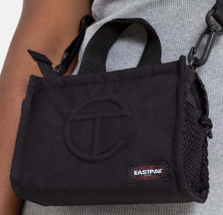 FKAY0NCE's tweet image. thinking abt getting the small Telfar eastpak, oomfs who have a small telfar, tell me if i should or not …