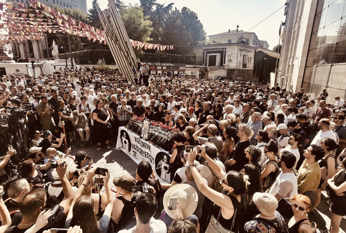 Kaç yaşamı sürdürür bir anne, hakikat mücadelesinde?

“Bir halkın hafızası bir annenin kalbinde atar” dedi sevgili Maside Ocak , Emine Anne’yi uğurlarken. Dahasına gerek yok.

Mücadelenin sembolü Emine Anne’ nin taşıdığı karanfil elden ele aktarılacak.

Uğurlar olsun Emine Anne…