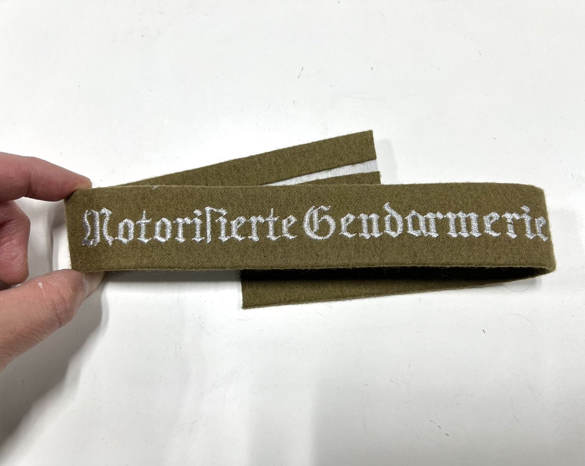 エスアンドグラフ東京店

1点のみですがこんなのもあります。
ww2ドイツ警察　レプリカ
交通機動隊カフタイトル
税込価格4,800円