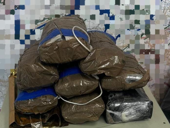 IL_police's tweet image. סוכלה הברחת סמים בגבול ירדן באמצעות רחפנים - שלושה חשודים נעצרו
במהלך פעילות מבצעית נערכו כוחות של יחידות מג"ן בימ"ר דרום, ימ"ס מג"ב דרום וצה"ל בסמוך לגבול ירדן
הלוחמים זיהו חוליית הברחת סמים וביצעו את מעצרם של שלושה חשודים בחשד שהבריחו מעל 17 ק"ג סמים מסוג חשיש באמצעות רחפנים…
