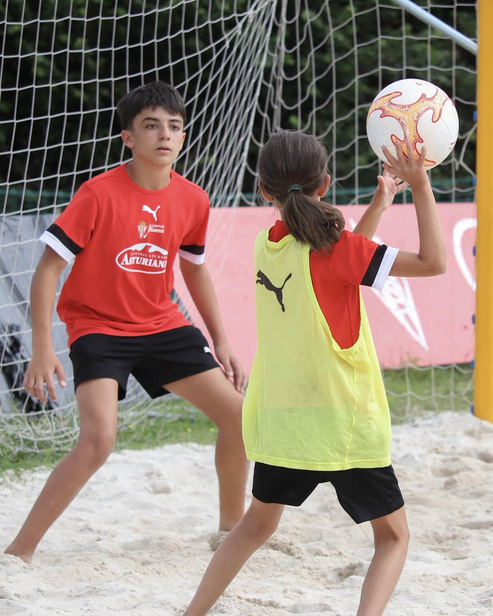 🔝 Entrenamientos sobre la arena. 

☺️❤️🤍 #CampusMareo – Central Lechera Asturiana.