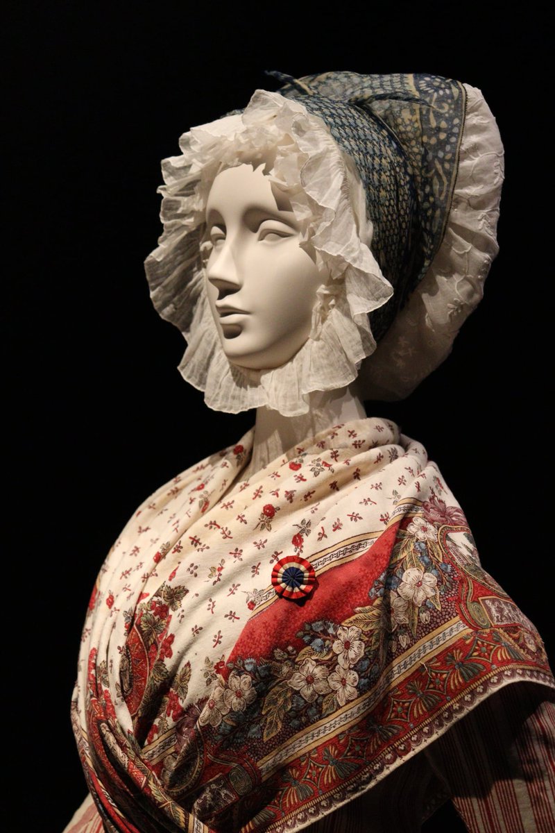 EvdeJadis's tweet photo. Ce plaisir de vous partager deux clichés de "La Patriote", la robe ďune Arlésienne de ľépoque révolutionnaire ⚜️🇫🇷

À découvrir au Musée de la Mode (Fragonard) ď #Arles, qui est ľun de mes musées coup de cœur 🤩

#FrenchRevolution #History #Womenhistory #18thcentury https://t.co/i7j6JWrAfE