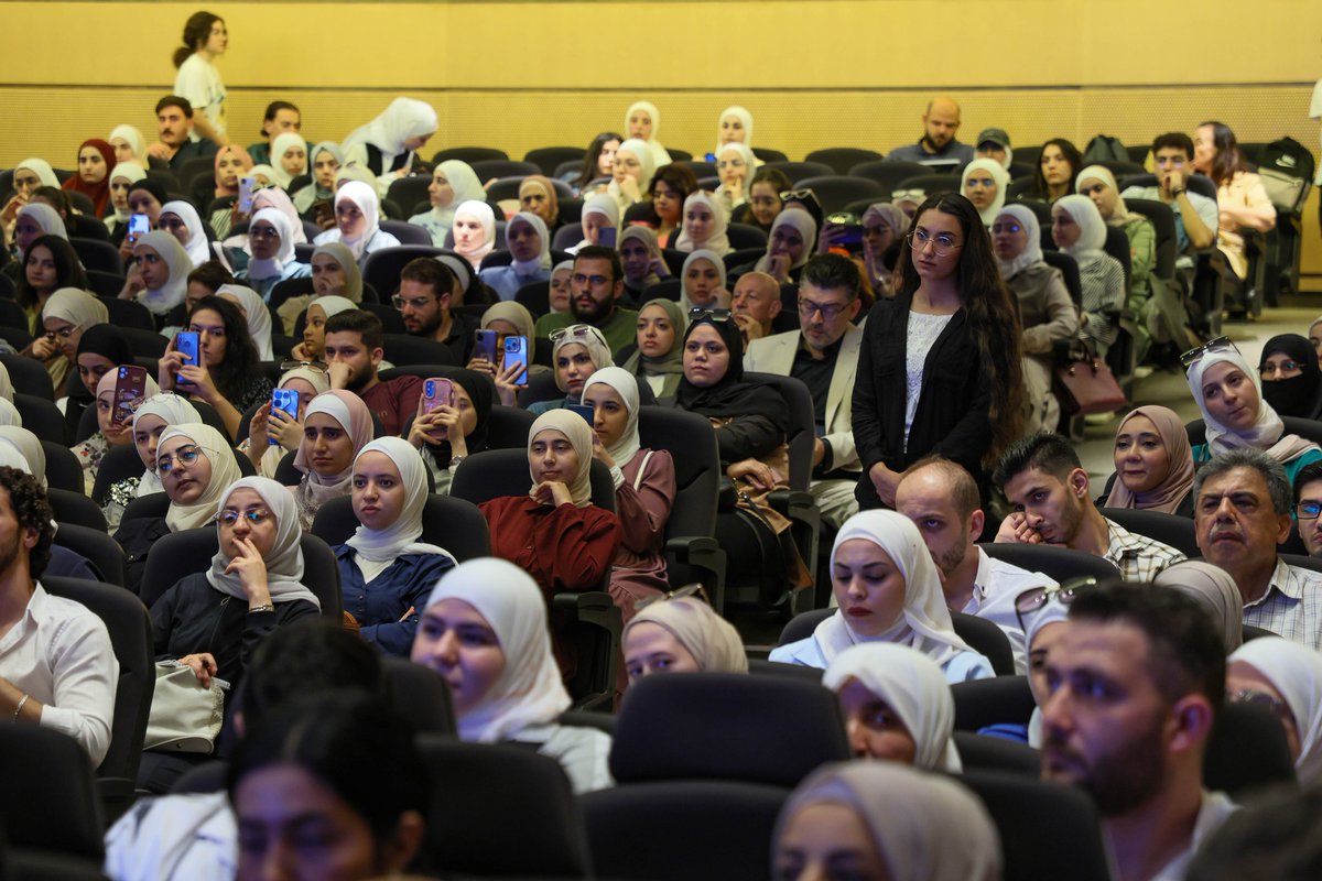 SyriaUnfpa's tweet image. في يوم علمي بجامعة دمشق، كانت رعاية كبار السن محور النقاش.
بدعم من #UNFPA، ناقش خبراء دور الفريق الطبي المتكامل في مواجهة نوبات السقوط لدى المسنين.
ممثلة الصندوق أكدت أهمية البيانات وضمان خدمات تحترم كرامتهم.
#سوريا #الشيخوخة_الكريمة