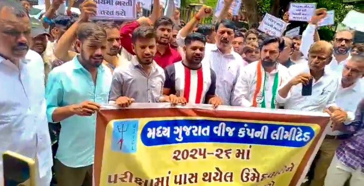 AmitChavdaINC's tweet image. MGVCL में कॉन्ट्रैक्ट आधारित भर्ती रद्द कर कायमी भर्ती की जाएं।
भाजपा सरकार की निजीकरण और अन्यायकारी नीति के खिलाफ युवाओं की न्याय की लड़ाई, उग्र आंदोलन और संघर्ष में कोंग्रेस पक्ष युवाओं के साथ है।
#RojgaarAndolan #MGVCL_Bharti_Nyay #ભરતીમાં_ભ્રષ્ટાચાર