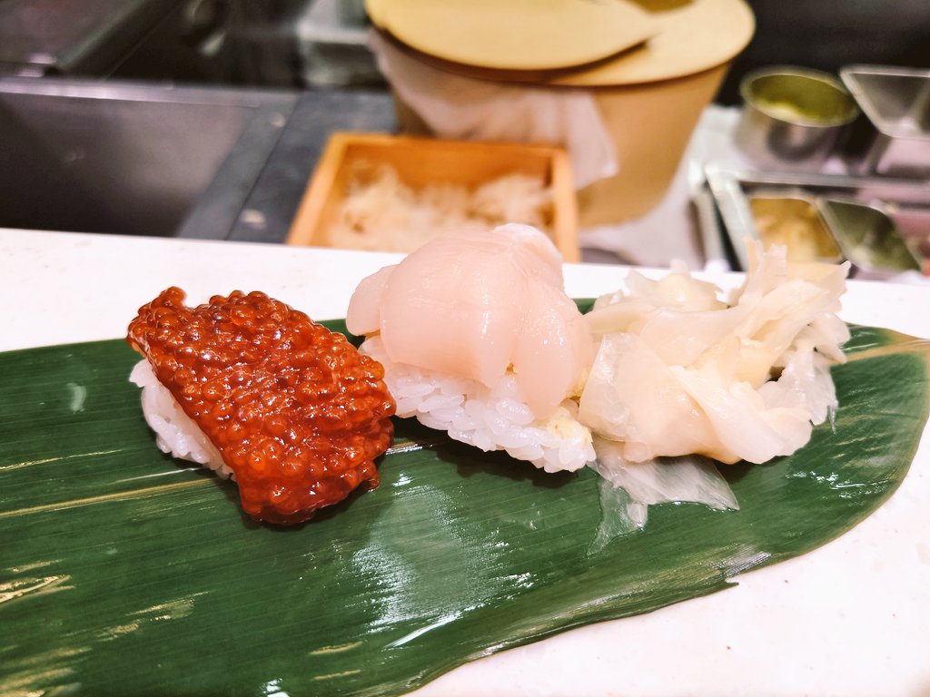 sukoshitomaru's tweet photo. @1000bero_net 羨ましくなり、滑り込みで行ってきました！美味しいお寿司に、スッキリとした冷酒がめっちゃ合いました♪特に筋子との相性抜群！珍しい『鮭のめふん軍艦』も面白かったです〜。 https://t.co/wUAJYQfQsx