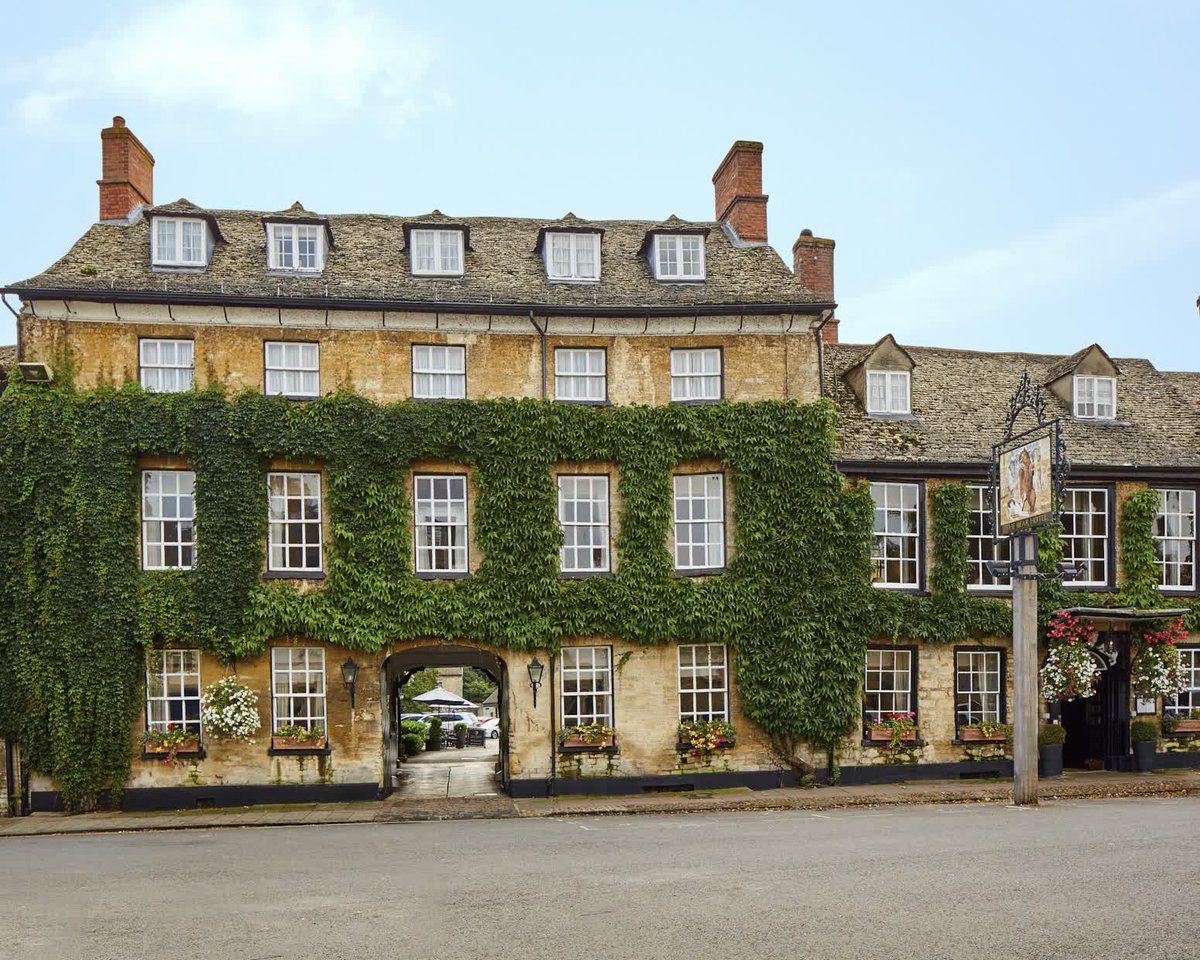 ExperienceOx's tweet image. Full of period features, oak beams and rich interiors throughout, The Bear Hotel is a hidden gem in #Woodstock with a combination of history, culture and exceptional facilities. ππ
Find out more β‘ bit.ly/3KiPcsa
#ExperienceOx #Oxfordshire @MacdonaldHotels