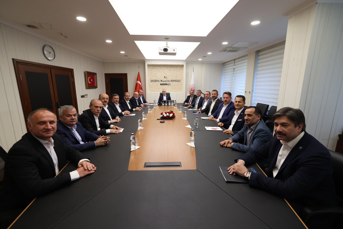 MemurSenKonf's tweet image. 8. Dönem Toplu Sözleşme Tekliflerimizi Çalışma Sosyal Güvenlik Bakanına Teslim Ettik
4 milyona yakın kamu görevlisi ve 2 milyonu aşkın memur emeklisini kapsayan 8. Dönem Toplu Sözleşme tekliflerimizi, Çalışma ve Sosyal Güvenlik Bakanı Sayın Vedat Işıkhan’a sunduk. Kamu…