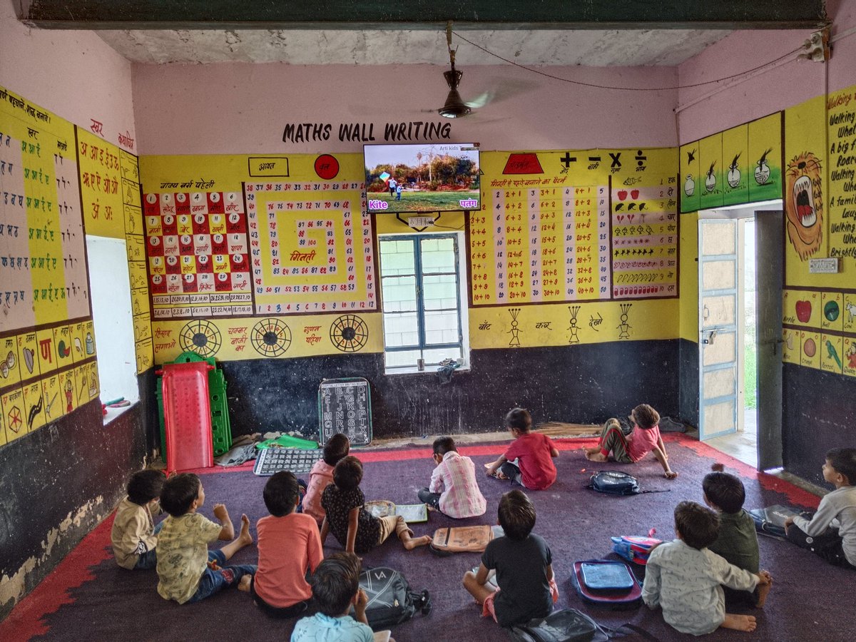 shivani376940's tweet image. मनोरंजन के साथ पढ़ाई...
इनमें से अधिकतर वो बच्चे है
जिनकी अभी नामांकन की उम्र नहीं हुई है
#smart_study