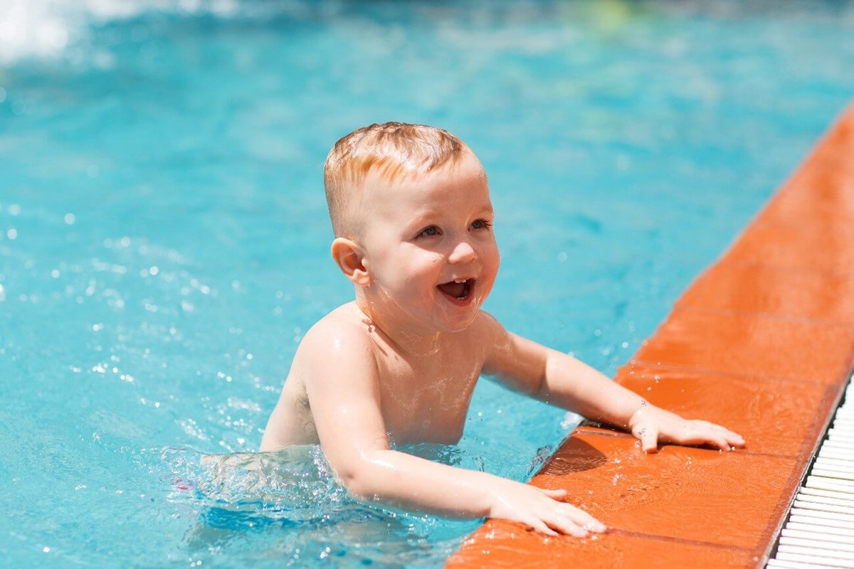 ¿Qué pasos se deben seguir ante un posible ahogamiento infantil? ¿Cómo hacer la RCP básica en niños? Te damos las claves para un verano seguro en piscinas y playas f.mtr.cool/hvcfecbkdq
